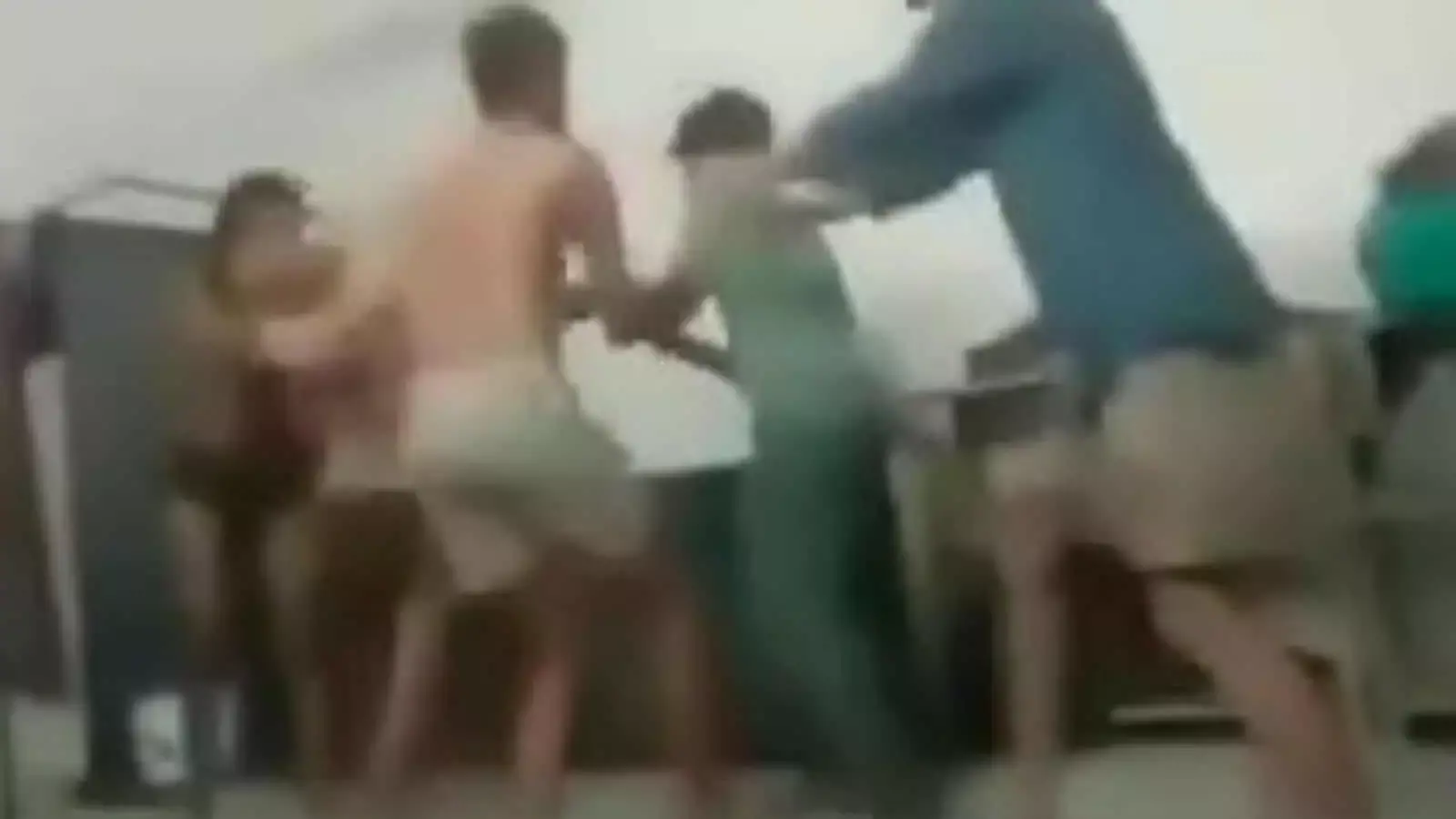 Telangana: खम्मम में बहस के बाद मारपीट में बदला स्टूडेंट घायल Telangana: खम्मम में बहस के बाद मारपीट में बदला स्टूडेंट घायल