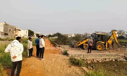 रायपुर: सड्डू में 6 एकड़ निजी भूमि अवैध प्लाटिंग पर चला नगर निगम का JCB