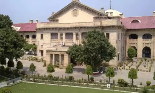 Allahabad HC ने प्रतिबंधित जगह पर नमाज़ पढ़ने के लिए 2 छात्रों के खिलाफ़ केस रद्द किया Allahabad HC ने प्रतिबंधित जगह पर नमाज़ पढ़ने के लिए 2 छात्रों के खिलाफ़ केस रद्द किया