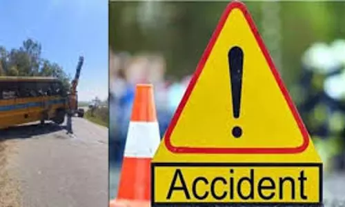 Ramnagar: स्कूल बस को ओवरटेक करना पड़ा भारी, नहर में गिरी बाइक Ramnagar: स्कूल बस को ओवरटेक करना पड़ा भारी, नहर में गिरी बाइक