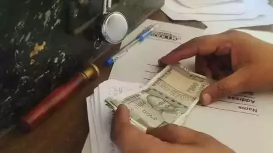 Andhra: ड्रग इंस्पेक्टर और उनके सहयोगी को एसीबी ने ₹20,000 की रिश्वत लेते पकड़ा Andhra: ड्रग इंस्पेक्टर और उनके सहयोगी को एसीबी ने ₹20,000 की रिश्वत लेते पकड़ा