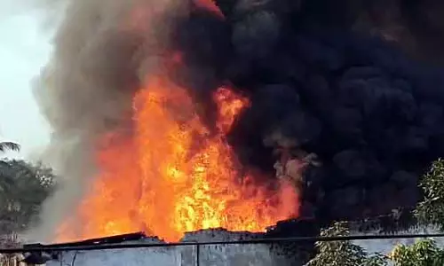 Vasai के देवी स्टूडियो में भीषण आग लगी, किसी के घायल होने की खबर नहीं Vasai के देवी स्टूडियो में भीषण आग लगी, किसी के घायल होने की खबर नहीं