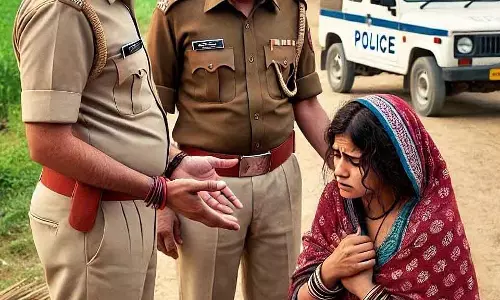 Indore : मानसिक रूप से बीमार महिला को सुरक्षित तरीके से परिवार से मिलाया गया Indore : मानसिक रूप से बीमार महिला को सुरक्षित तरीके से परिवार से मिलाया गया