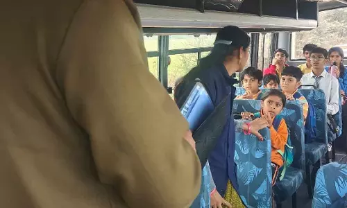 Indore : बिना परमिट के चल रहे स्कूल वाहन को RTO ने किया सीज Indore : बिना परमिट के चल रहे स्कूल वाहन को RTO ने किया सीज