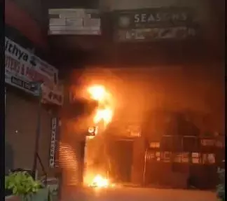 Kukatpally में कमर्शियल बिल्डिंग में आग लगी कोई हताहत नहीं Kukatpally में कमर्शियल बिल्डिंग में आग लगी कोई हताहत नहीं