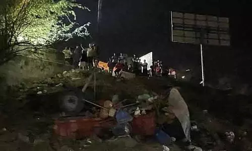 Bagalkot के जामखंडी के पास जानलेवा हादसा: एक बच्चे समेत चार लोगों की मौके पर ही मौत Bagalkot के जामखंडी के पास जानलेवा हादसा: एक बच्चे समेत चार लोगों की मौके पर ही मौत