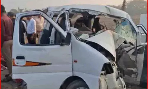 भीषण सड़क हादसा, डिवाइडर से टकराकर पलटी कार, एक परिवार के 5 लोगों की मौत भीषण सड़क हादसा, डिवाइडर से टकराकर पलटी कार, एक परिवार के 5 लोगों की मौत