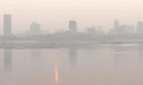 Mumbai : शहर में सुबह धुंध छाई, AQI गंभीर कैटेगरी में पहुंचा, नेवी नगर खतरनाक बना Mumbai : शहर में सुबह धुंध छाई, AQI गंभीर कैटेगरी में पहुंचा, नेवी नगर खतरनाक बना