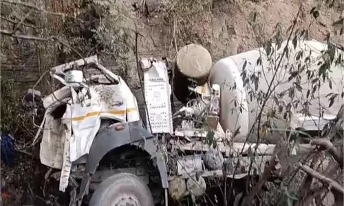 Himachal:  गहरी खाई में गिरा प्लांट मिक्सचर ट्रक, चालक की मौके पर मौत