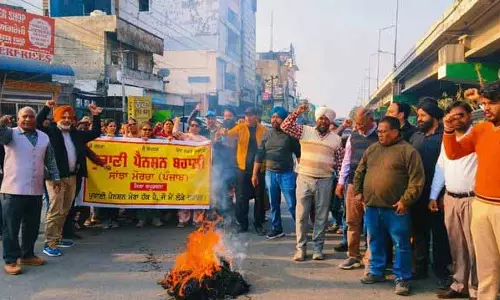 Phagwara में टीचरों और सरकारी कर्मचारियों ने पेंशन में देरी और TET की ज़रूरत का विरोध किया