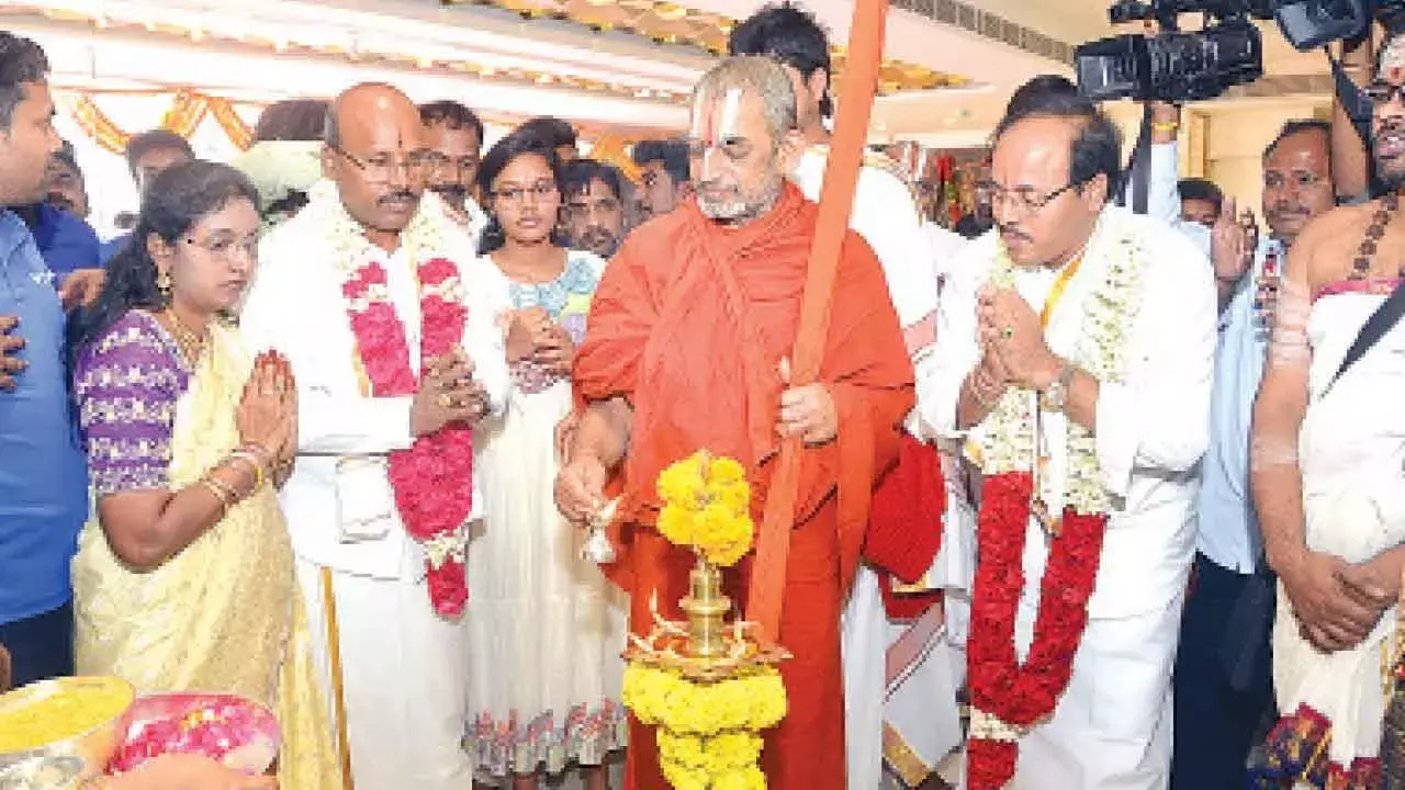 Telangana: चिन्ना जीयर स्वामीजी ने वैश्याराजू ज्वैलर्स में पूजा की Telangana: चिन्ना जीयर स्वामीजी ने वैश्याराजू ज्वैलर्स में पूजा की