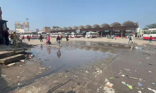 Haryana के हांसी बस स्टैंड पर जमा सीवेज आने-जाने वालों के लिए परेशानी का सबब Haryana के हांसी बस स्टैंड पर जमा सीवेज आने-जाने वालों के लिए परेशानी का सबब