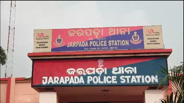 Angul में सड़क हादसा: कार के ट्रक से टकराने से दो लोगों की मौत, एक की हालत गंभीर