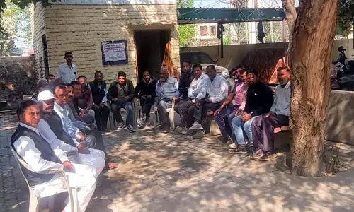 Fatehabad के जलदाय कर्मचारियों ने एक्सईएन के निलंबन के विरोध में काम बंद की धमकी दी Fatehabad के जलदाय कर्मचारियों ने एक्सईएन के निलंबन के विरोध में काम बंद की धमकी दी