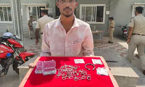 Chintamani : सोना चोरी का संदिग्ध गिरफ्तार Chintamani : सोना चोरी का संदिग्ध गिरफ्तार