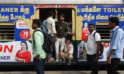 Friday: एग्मोर EMU सेक्शन पर खराबी, हज़ारों लोग फंसे