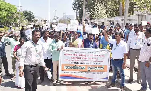 Tumkur : स्वास्थ्य विभाग के आउटसोर्स कर्मचारी सड़कों पर उतरे