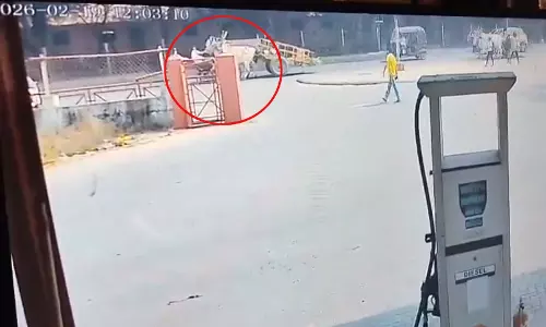 बाइक-बैलगाड़ी टक्कर का LIVE वीडियो, हादसे में युवक की मौत बाइक-बैलगाड़ी टक्कर का LIVE वीडियो, हादसे में युवक की मौत