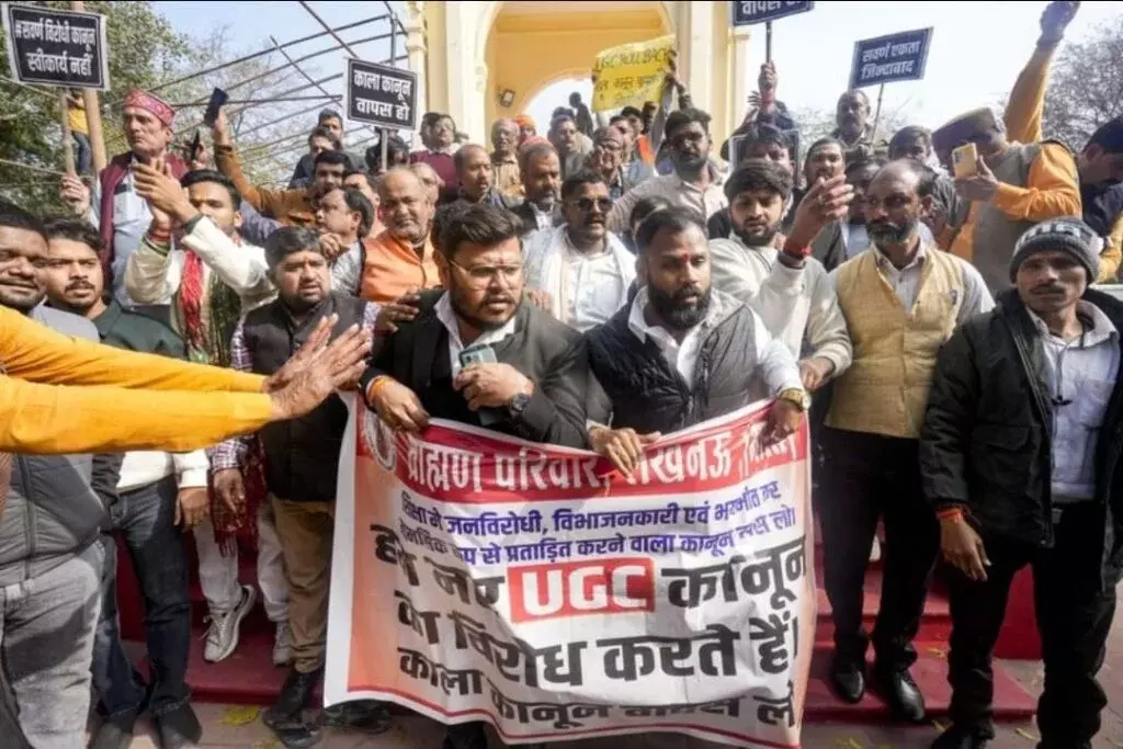 Lucknow: कानून-व्यवस्था बनाए रखने को भारी पुलिस बल लगाया गया