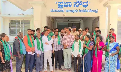 Malur ज़मीन घोटाला: किसान संघ ने बारू कोलू आंदोलन शुरू किया Malur ज़मीन घोटाला: किसान संघ ने बारू कोलू आंदोलन शुरू किया