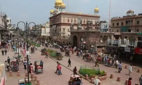 New Delhi: आतंकी खतरे की सूचना के बाद लाल किला इलाके में कड़ी निगरानी New Delhi: आतंकी खतरे की सूचना के बाद लाल किला इलाके में कड़ी निगरानी