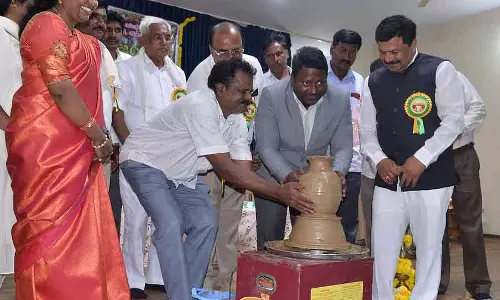 Karnataka : कुंभारा निगम को ₹100 करोड़ देने की मांग Karnataka : कुंभारा निगम को ₹100 करोड़ देने की मांग