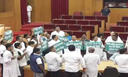 धान खरीद पर विधायकों के विरोध के बीच Odisha विधानसभा स्थगित धान खरीद पर विधायकों के विरोध के बीच Odisha विधानसभा स्थगित