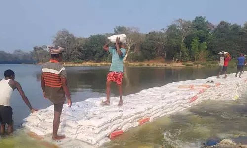 Gangavali नदी पर अस्थायी रेत तटबंध: पानी का बहाव धीमा