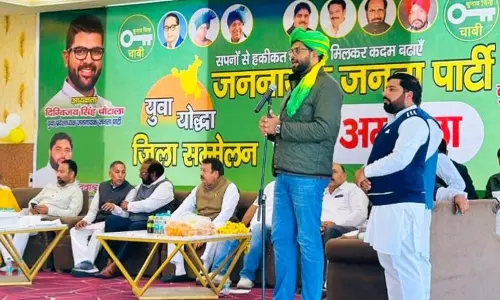 Digvijay ने बेरोज़गारी और पेंशन कटौती को लेकर सरकार की आलोचना की Digvijay ने बेरोज़गारी और पेंशन कटौती को लेकर सरकार की आलोचना की
