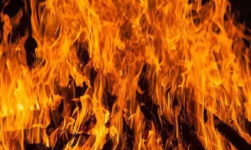 धमाका और आग, एक ही परिवार के तीन लोग झुलसे, महिला की हालत गंभीर धमाका और आग, एक ही परिवार के तीन लोग झुलसे, महिला की हालत गंभीर
