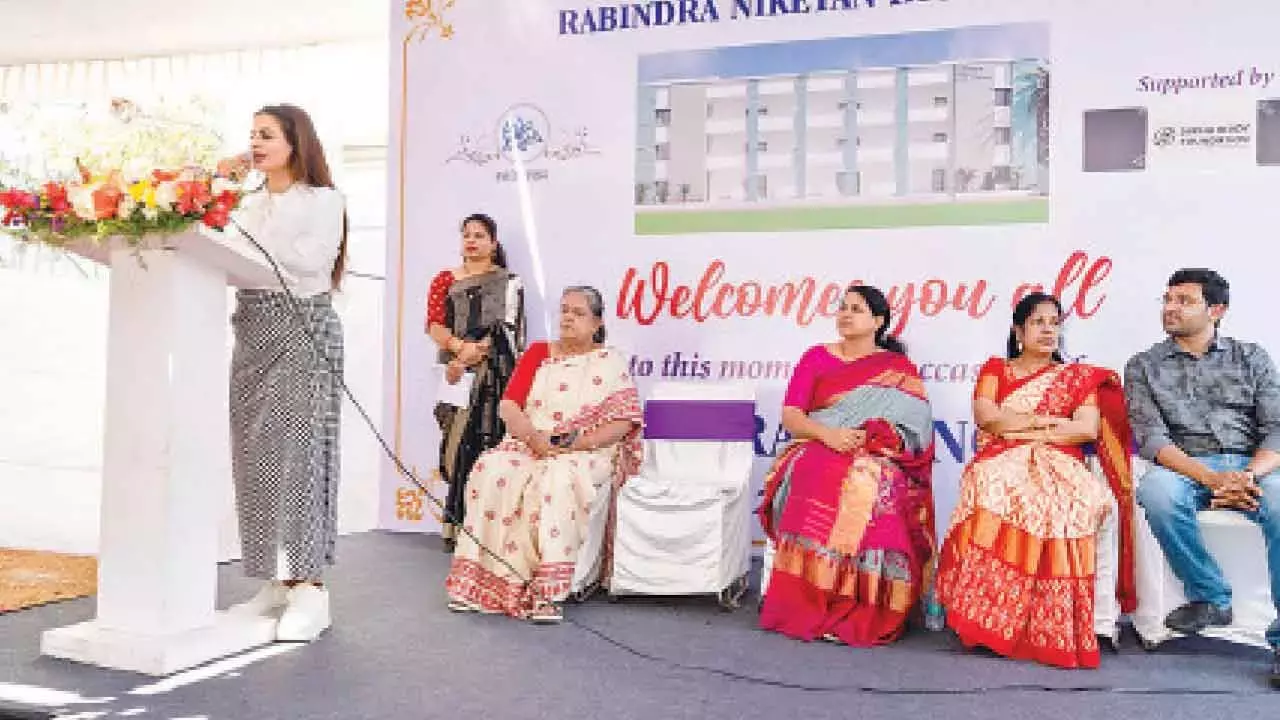 SR फाउंडेशन के प्रमुख ने युवा दिमागों को प्रेरित किया SR फाउंडेशन के प्रमुख ने युवा दिमागों को प्रेरित किया