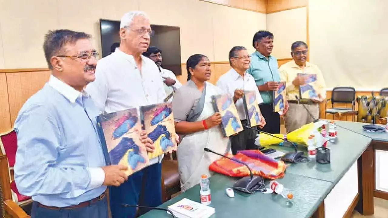 Telangana: सीतक्का ने मेदाराम जतरा पर कॉफी टेबल बुक जारी की Telangana: सीतक्का ने मेदाराम जतरा पर कॉफी टेबल बुक जारी की