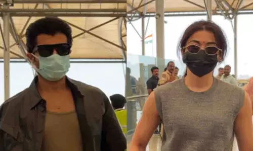 Vijay–Rashmika वेडिंग अपडेट: एयरपोर्ट पर तिलकम से चमकती दुल्हन