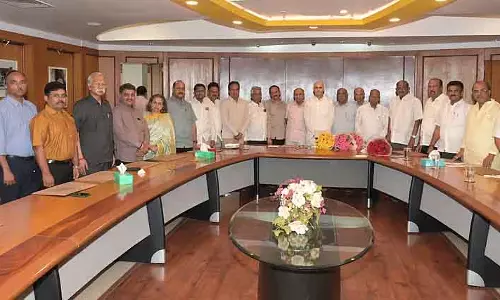 Karnataka : युवा नेता अमित कोरे ने KLE संगठन की कमान संभाली Karnataka : युवा नेता अमित कोरे ने KLE संगठन की कमान संभाली