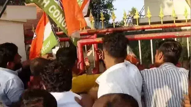kerala: स्वास्थ्य मंत्री के घर यूथ कांग्रेस का विरोध, काले झंडे और फूलों के साथ प्रदर्शन kerala: स्वास्थ्य मंत्री के घर यूथ कांग्रेस का विरोध, काले झंडे और फूलों के साथ प्रदर्शन