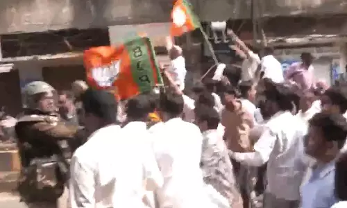 BJP और कांग्रेस वर्कर आए आमने-सामने, हुआ पथराव