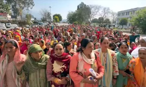 SHG सदस्यों ने विरोध प्रदर्शन किया, JKRLM अधिकारी पर दुर्व्यवहार का आरोप लगाया SHG सदस्यों ने विरोध प्रदर्शन किया, JKRLM अधिकारी पर दुर्व्यवहार का आरोप लगाया