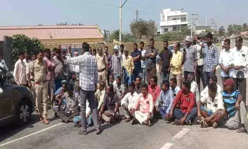 नरकेटपल्ली-अड्डांकी रोड पर Urea की कमी को लेकर किसानों ने किया प्रदर्शन नरकेटपल्ली-अड्डांकी रोड पर Urea की कमी को लेकर किसानों ने किया प्रदर्शन