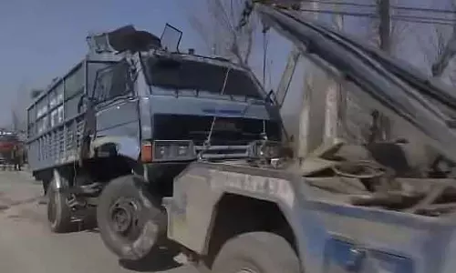 Srinagar में वाहन नदी में गिरने से 9 सैनिक घायल