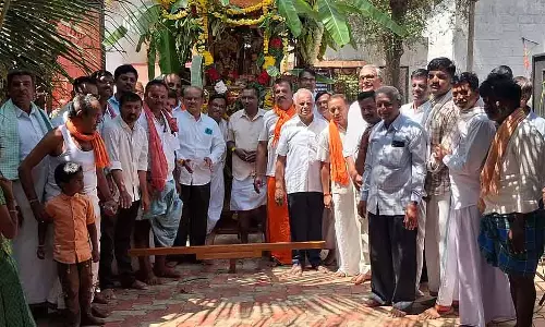Veerabhadreshwara रथ उत्सव: भक्तों की भीड़ Veerabhadreshwara रथ उत्सव: भक्तों की भीड़