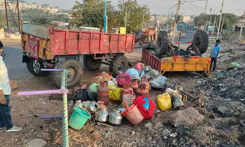 Jamkhandi : ट्रैक्टर ट्रॉली पलटने से 2 साल के बच्चे समेत चार लोगों की मौत Jamkhandi : ट्रैक्टर ट्रॉली पलटने से 2 साल के बच्चे समेत चार लोगों की मौत