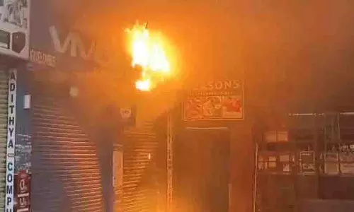 Hyderabad कुकटपल्ली में मोबाइल की दुकान में आग लगने का हादसा