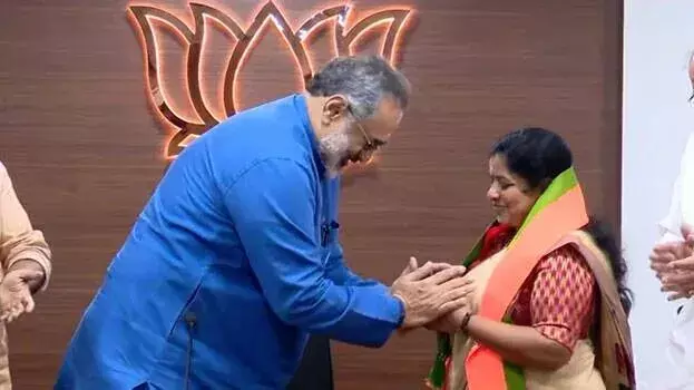 Kerala: आर रेशमी ने बदला पाला, BJP जॉइन कर थामा राजीव चंद्रशेखर का हाथ Kerala: आर रेशमी ने बदला पाला, BJP जॉइन कर थामा राजीव चंद्रशेखर का हाथ