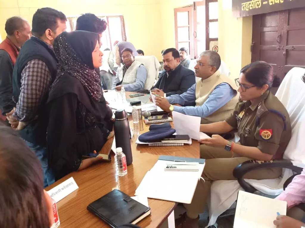 Farrukhabad: समाधान दिवस में अधिकारियों को सख्त हिदायत