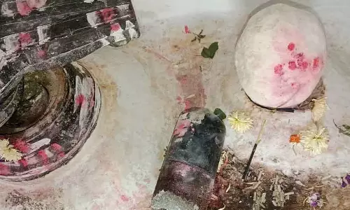 Mundargi : ईश्वर और बसवन्ना की मूर्तियों को नुकसान पहुंचाया गया Mundargi : ईश्वर और बसवन्ना की मूर्तियों को नुकसान पहुंचाया गया