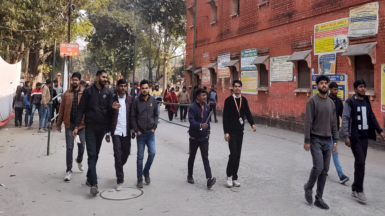 Bareilly: सोशल साइंस में 3068, अंग्रेजी में 2226 छात्र अनुपस्थित Bareilly: सोशल साइंस में 3068, अंग्रेजी में 2226 छात्र अनुपस्थित