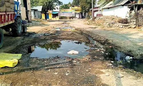 Yaringalıgı : सड़क के बीच में गंदा पानी जमा हो रहा है