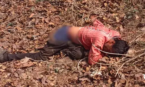 देशी शराब भट्टी के पीछे मिली युवक की लाश, संदिग्ध मौत से मचा हड़कंप देशी शराब भट्टी के पीछे मिली युवक की लाश, संदिग्ध मौत से मचा हड़कंप