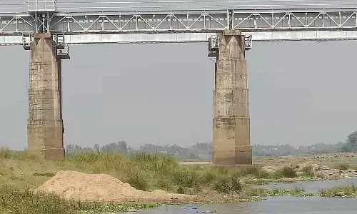 अवैध रेत खनन: दो Railway पुलों की सुरक्षा खतरे में
