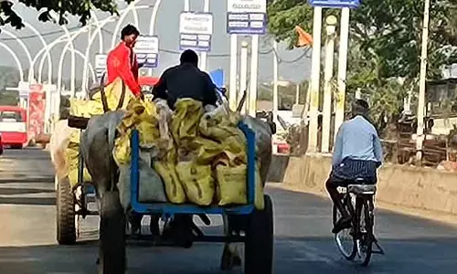 Honnali : बैलगाड़ी में रेत की ढुलाई Honnali : बैलगाड़ी में रेत की ढुलाई